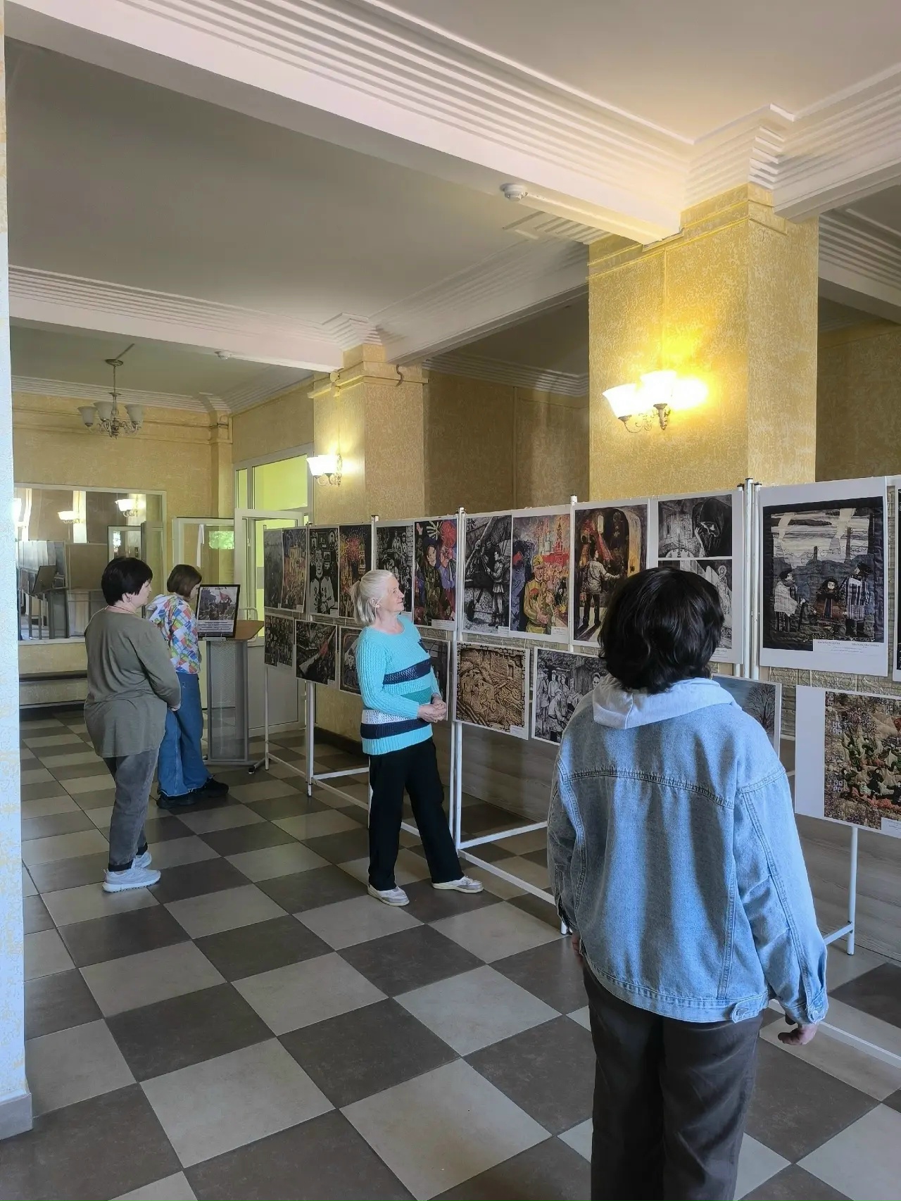 Передвижная выставка “Образ защитника Отечества в произведениях молодых художников Владимирской области”в г.Курлово.